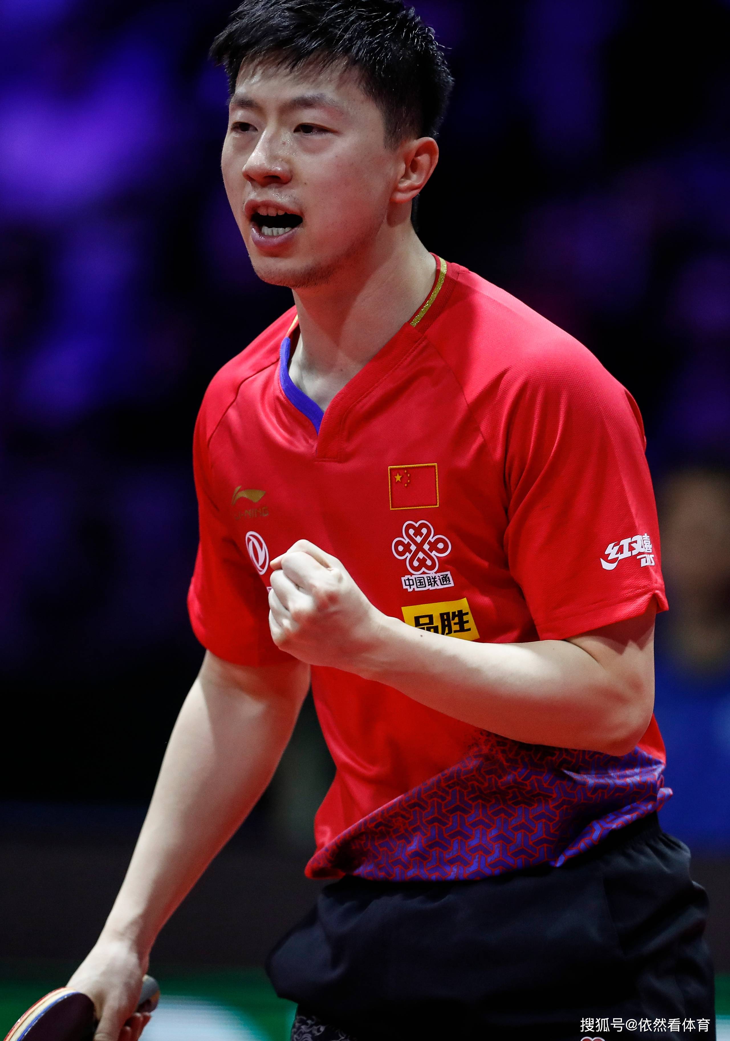 他以严格的 他以严格的